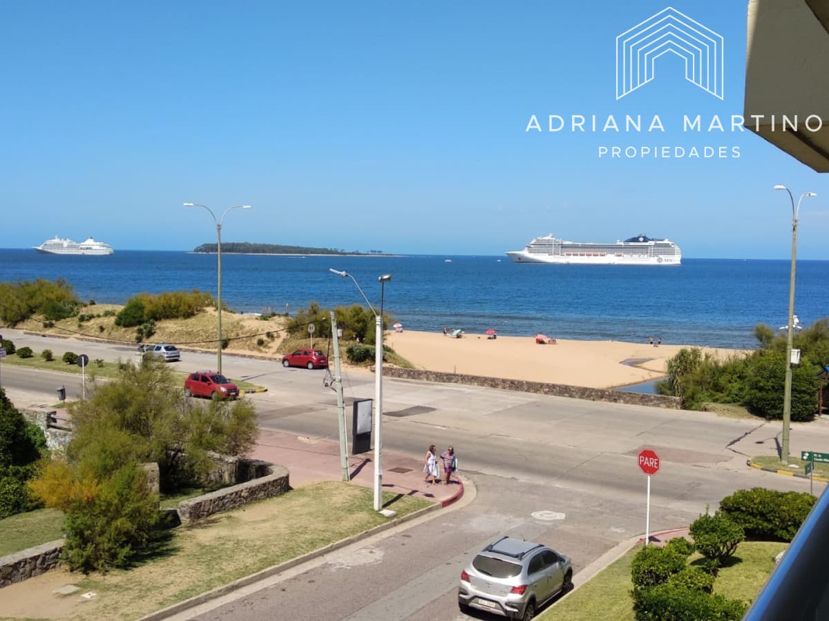 Apartamento en Venta en Playa Mansa – A Pasos del Mar