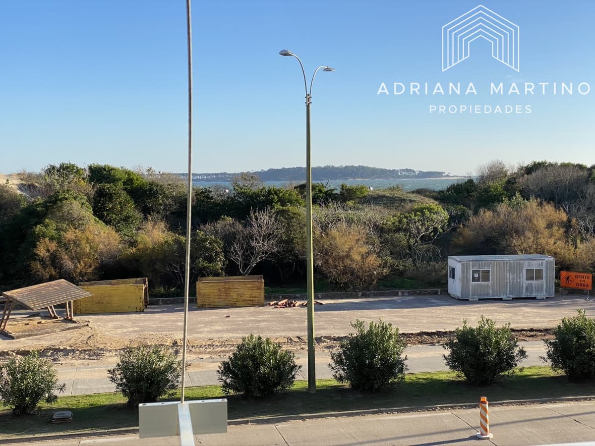 Excelente ubicación frente al mar en Playa Mansa. Amplios y luminosos ambientes con una espectacular terraza desde donde se ve la Isla de Gorriti.