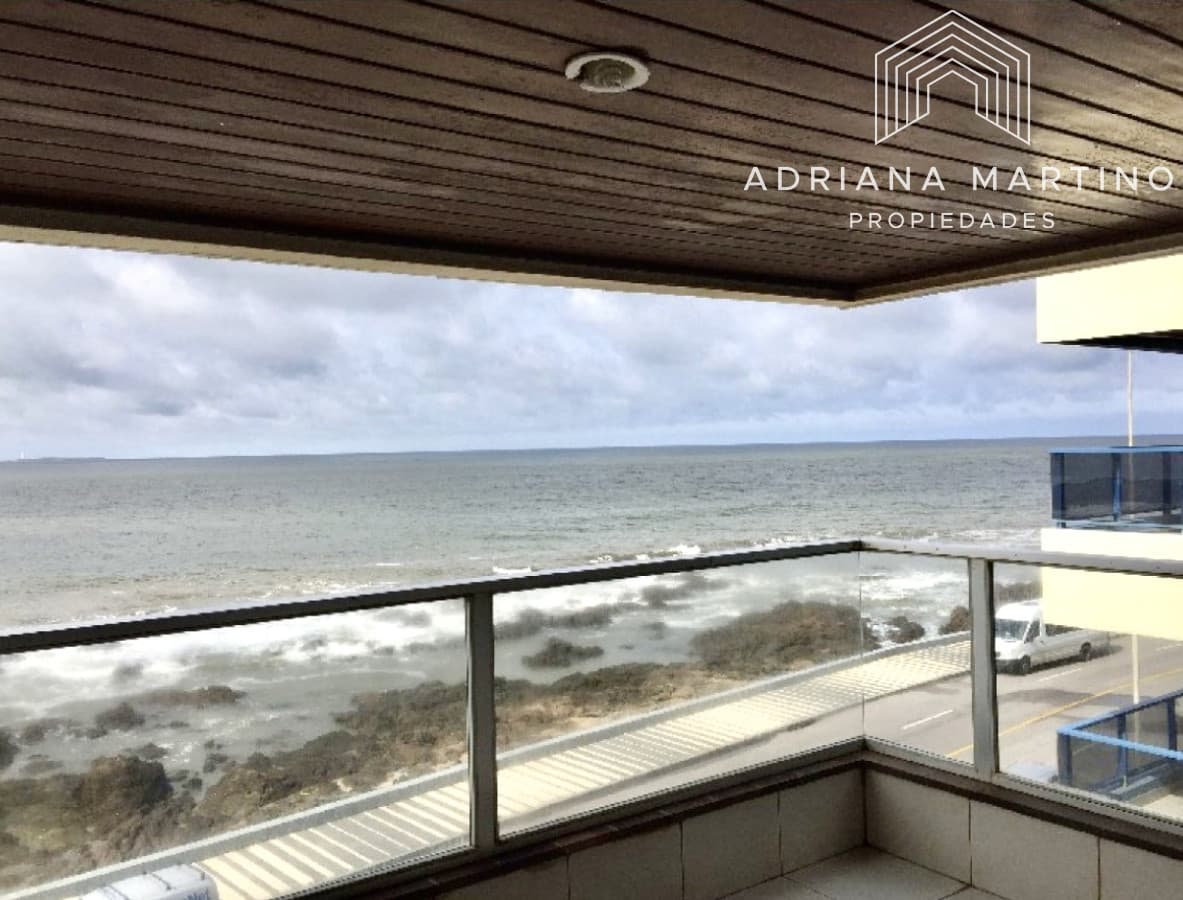 Hermoso apartamento con espectacular vista al mar, ubicado en península de Punta del Este.