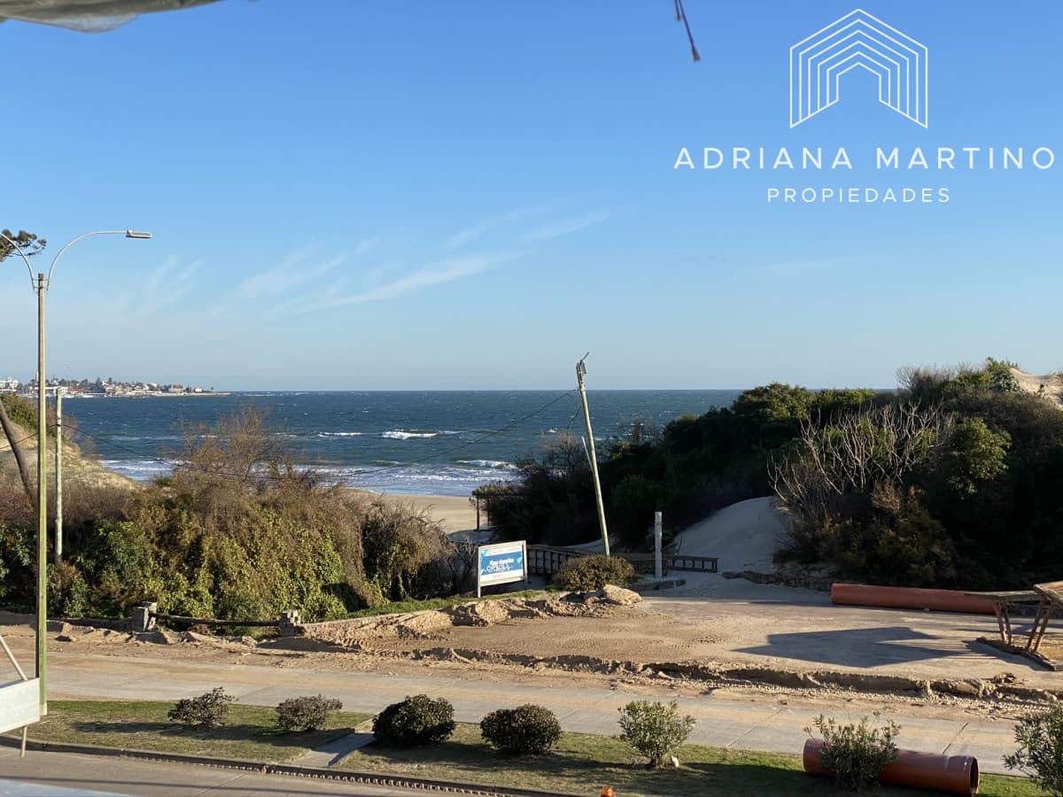 Excelente ubicación frente al mar en Playa Mansa. Amplios y luminosos ambientes con una espectacular terraza desde donde se ve la Isla de Gorriti.