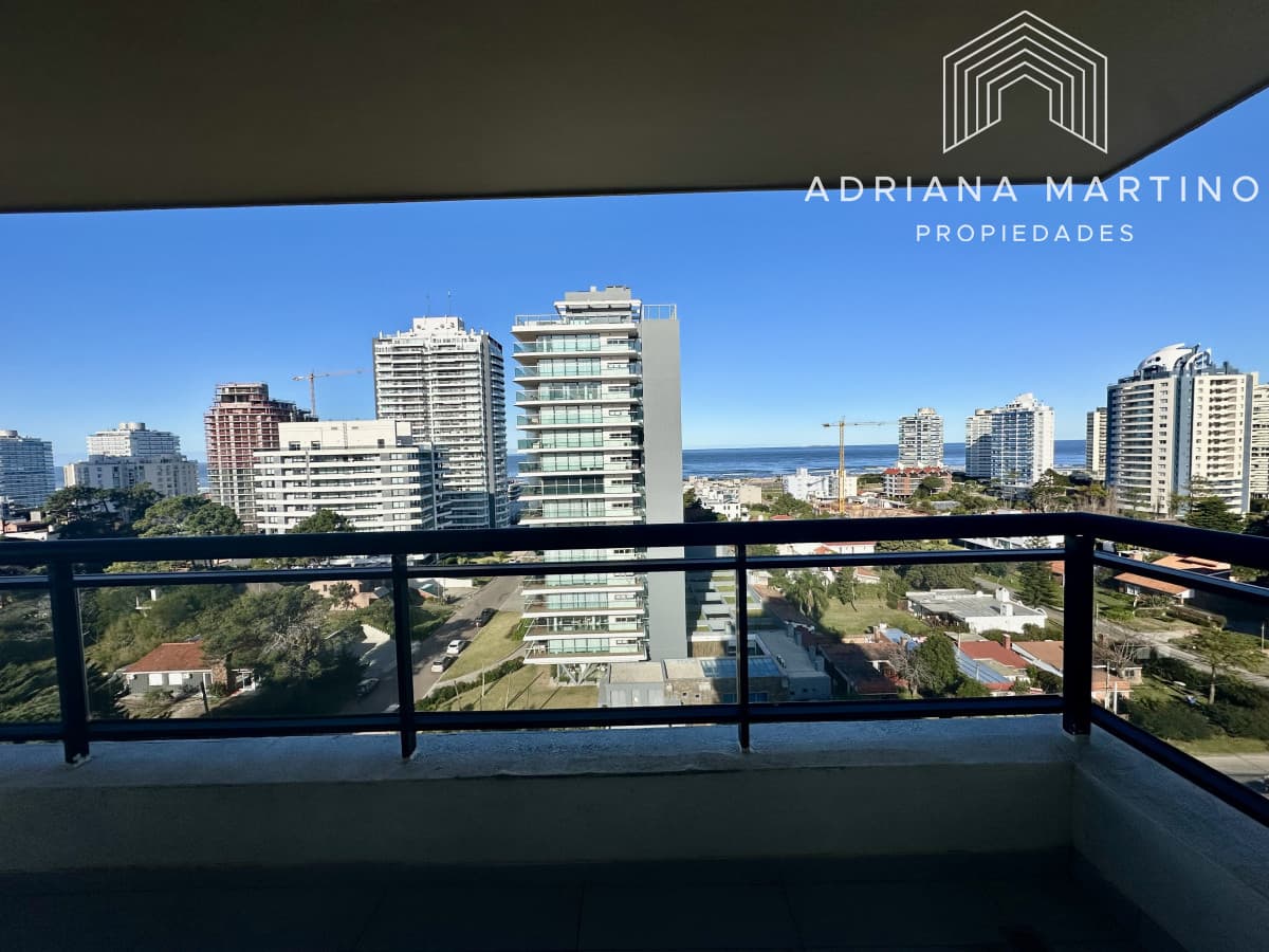 Excelente apartamento a metros de playa brava con vista al mar