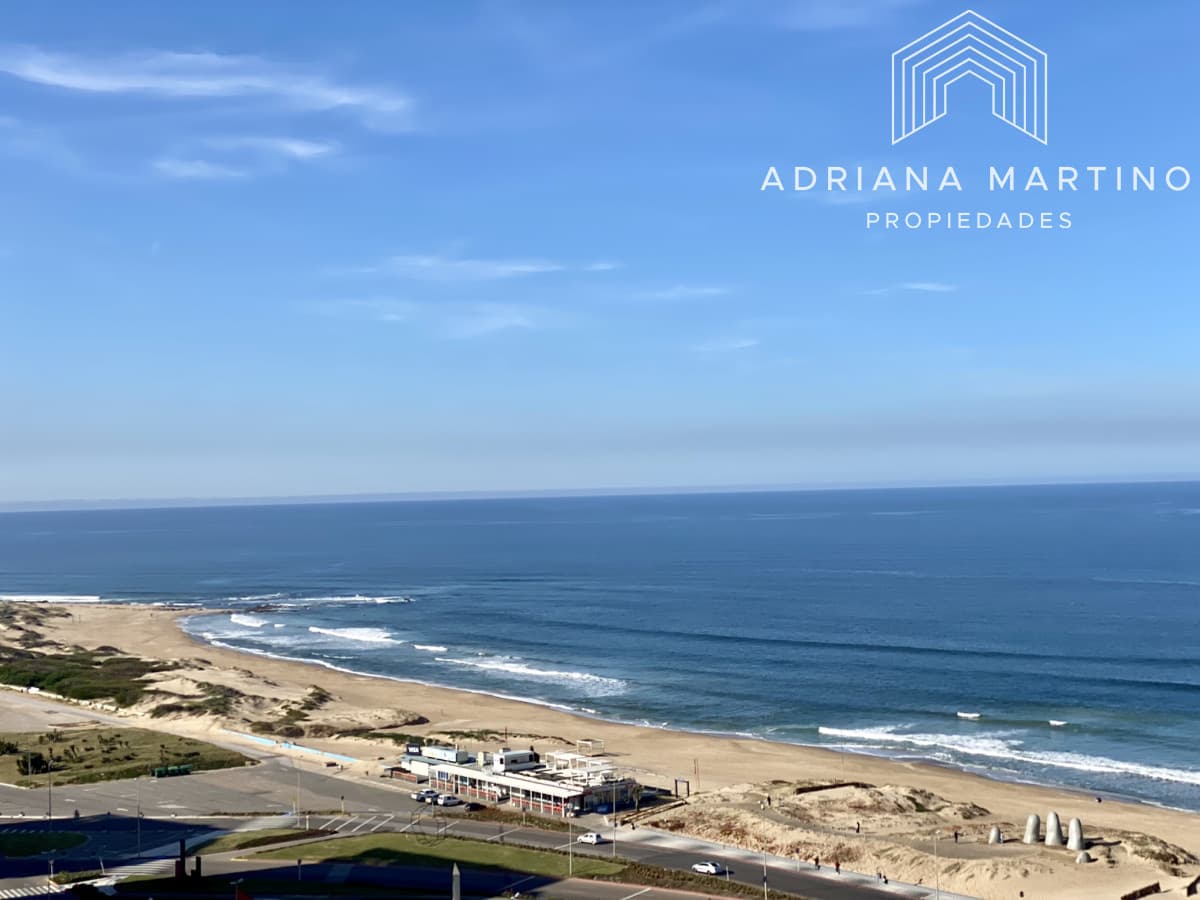 Amplia planta en edificio de trayectoria en Primera linea a Playa Mansa