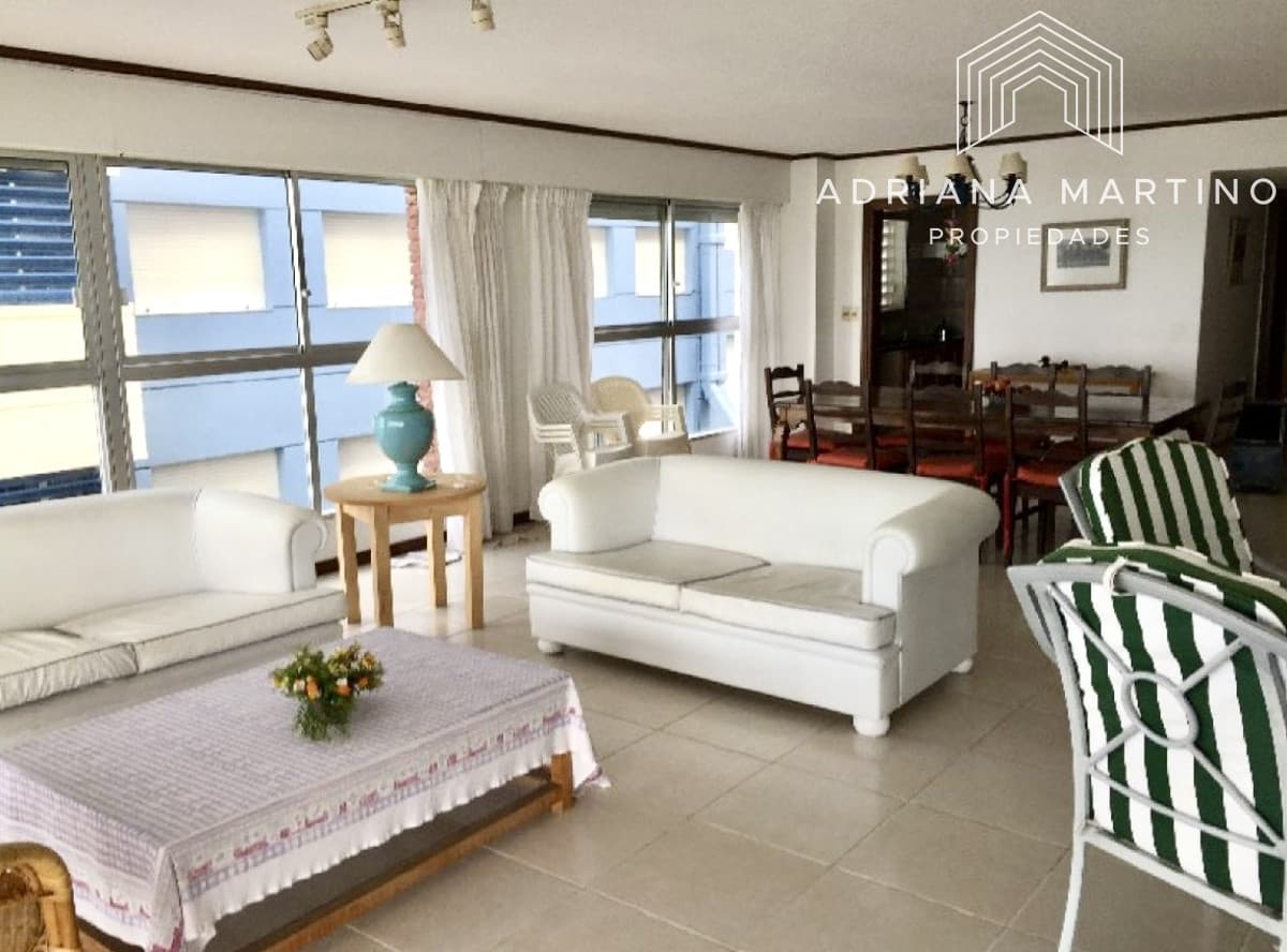 Hermoso apartamento con espectacular vista al mar, ubicado en península de Punta del Este.
