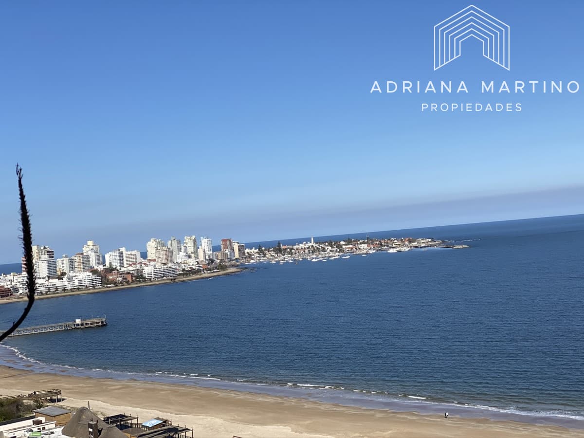 Espectacular apartamento de excelente calidad de construcción. Terraza superior con parrillero cerrado. Amplios y luminosos ambientes. Frente al mar.