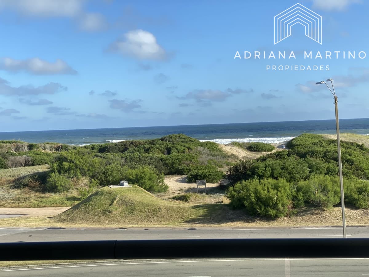 Espectacular apartamento ubicado en la Brava, con vista al mar.