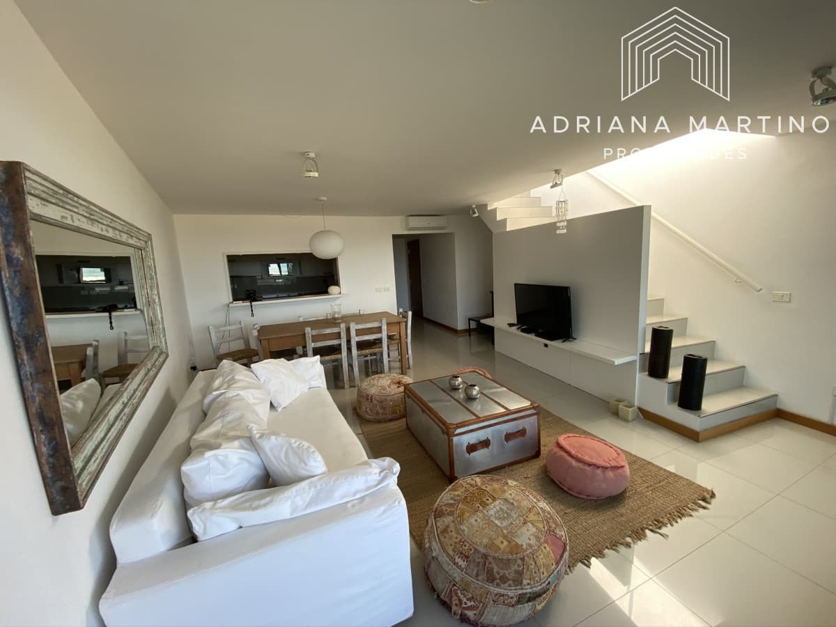 Muy lindo apartamento Pent House en excelente estado con espectacular vista al mar.