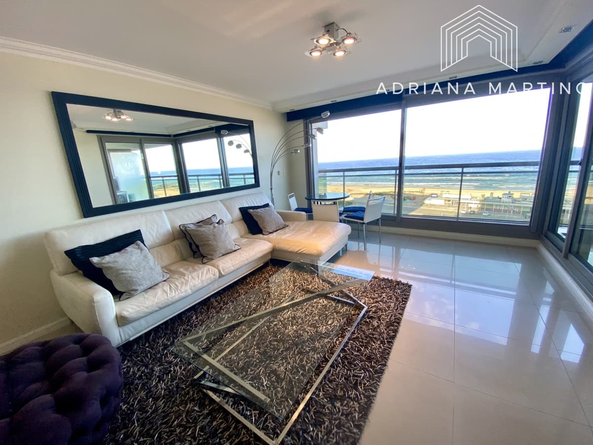 Espectacular apartamento con vista la Brava. Cómodos, amplios e iluminados ambientes. Excelentes servicios.