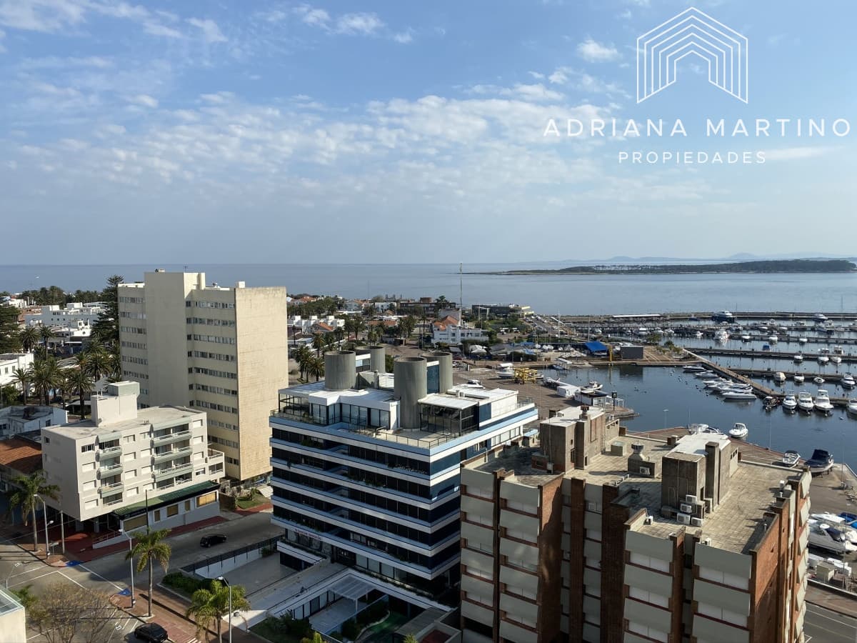 Hermoso y muy confortable apartamento en península con excelente vista al mar.