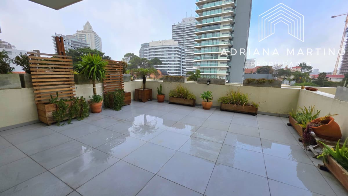 Cómoda planta a metros de Playa Brava