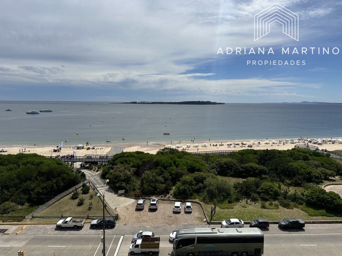 Excelente apartamento de categoría en primera línea