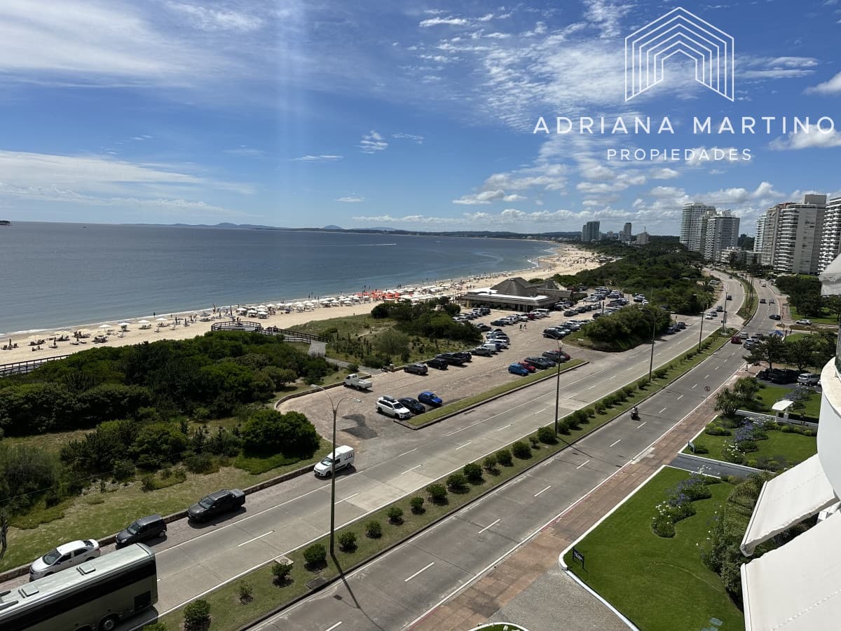 Excelente apartamento de categoría en primera línea