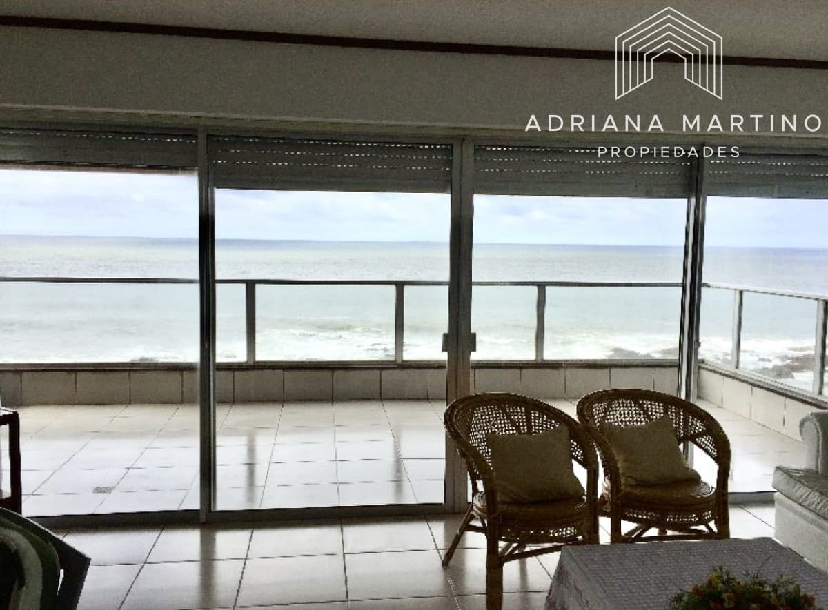 Hermoso apartamento con espectacular vista al mar, ubicado en península de Punta del Este.