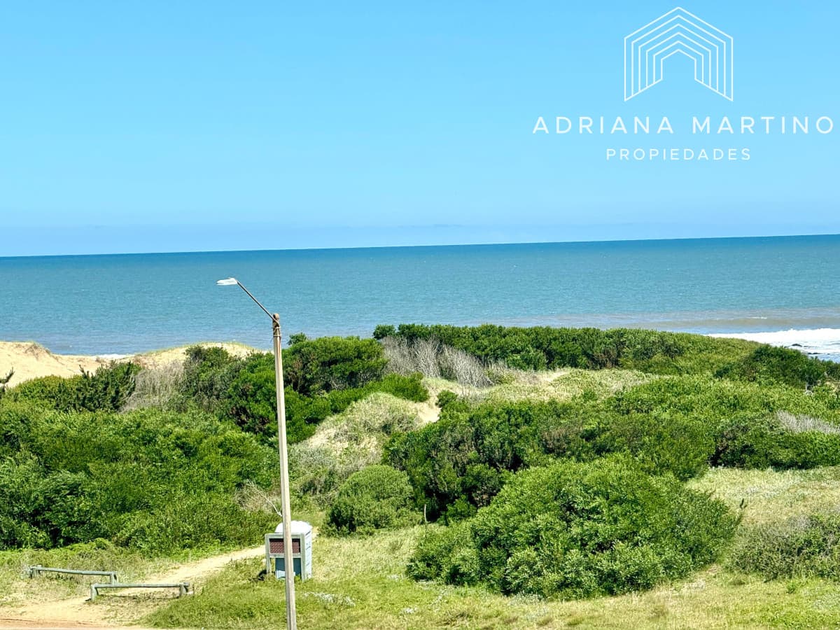 Excelente penthouse duplex en primera línea playa brava
