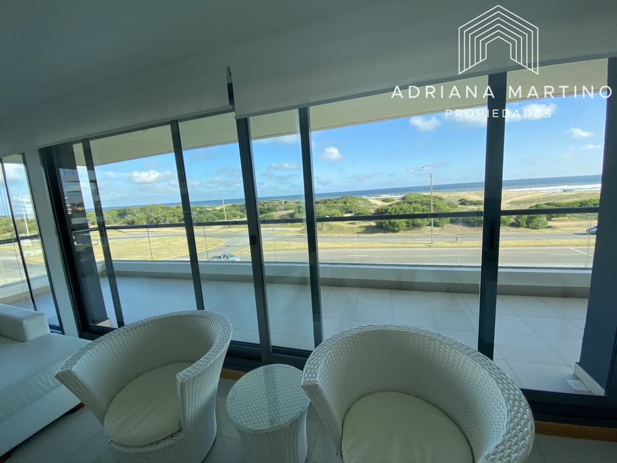 Espectacular apartamento ubicado en la Brava, con vista al mar.