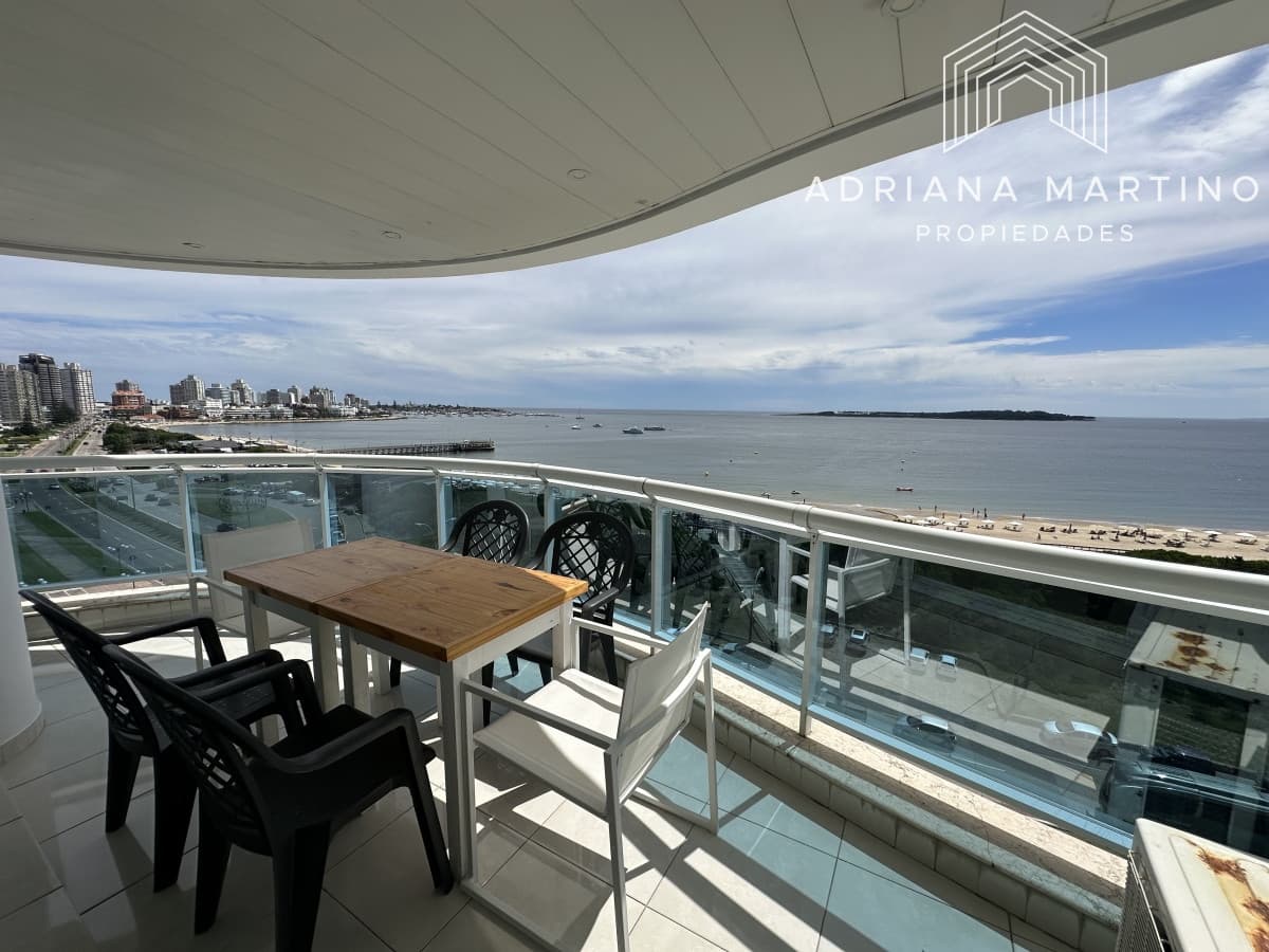 Excelente apartamento de categoría en primera línea