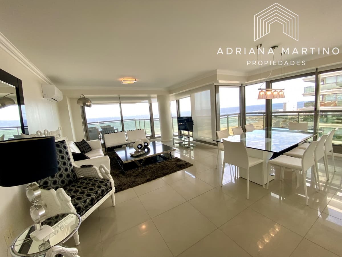 Exelente apartamento de lujo frente al mar en un punto referencial de Punta del Este