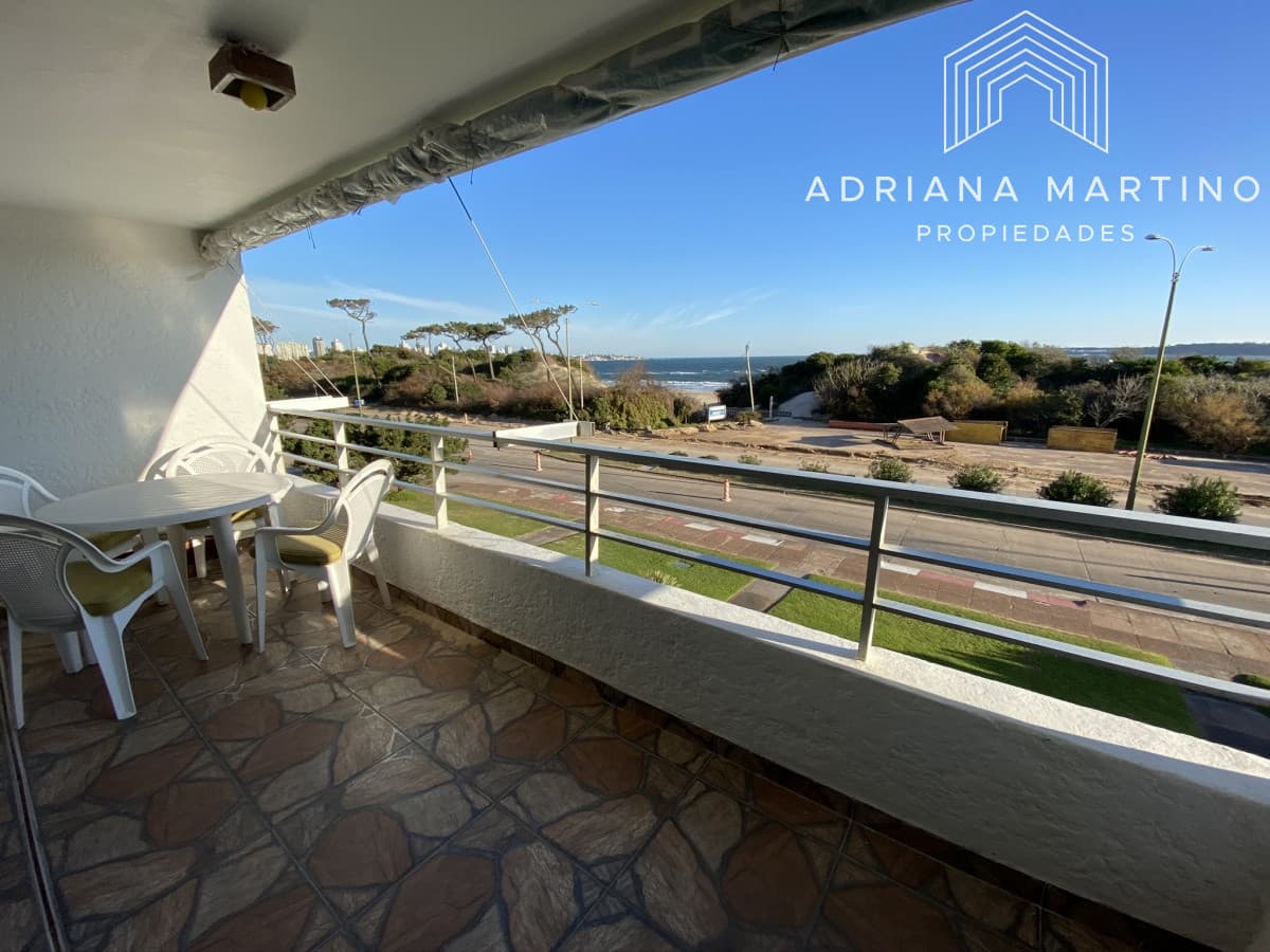 Excelente ubicación frente al mar en Playa Mansa. Amplios y luminosos ambientes con una espectacular terraza desde donde se ve la Isla de Gorriti.