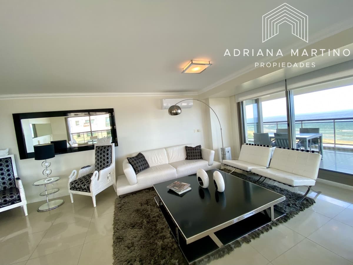 Exelente apartamento de lujo frente al mar en un punto referencial de Punta del Este