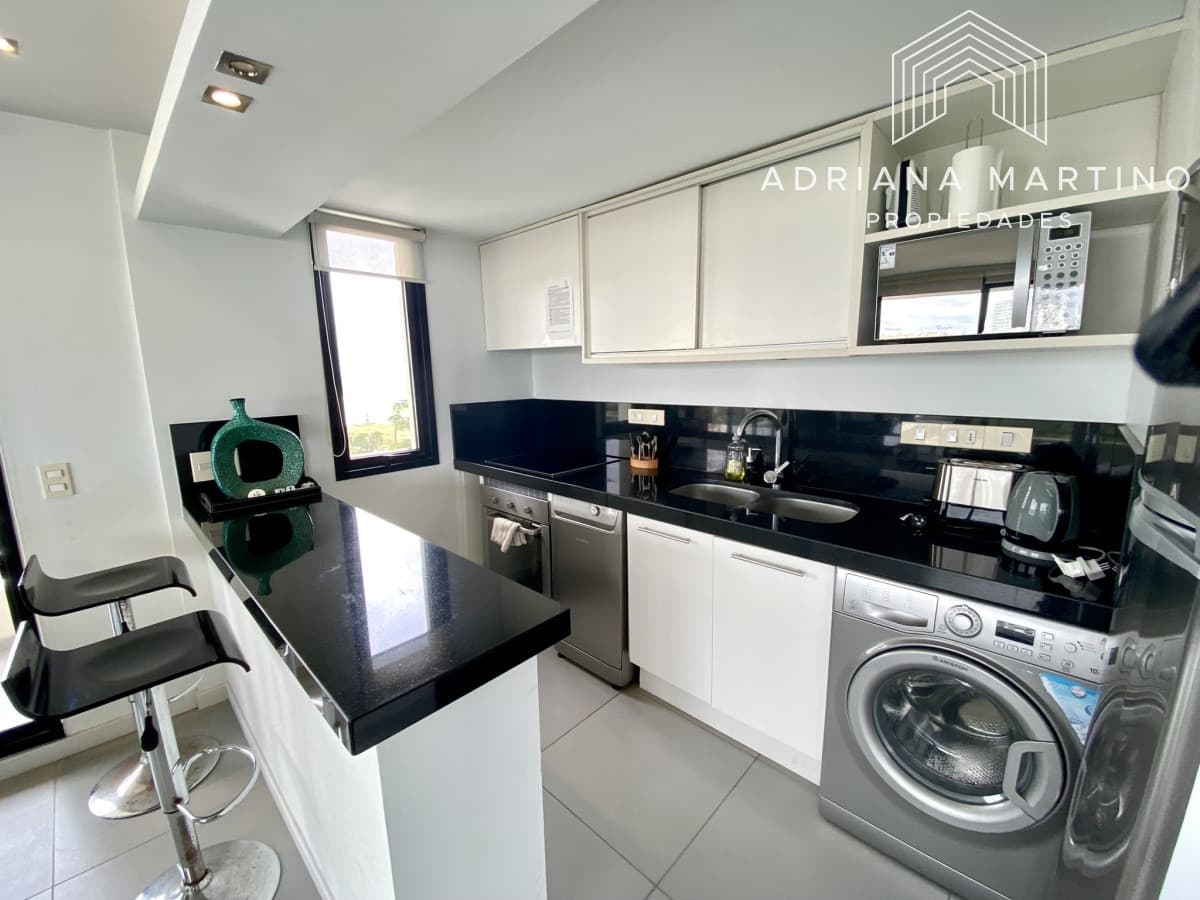 Excelente apartamento con increíbles  vistas a playa brava