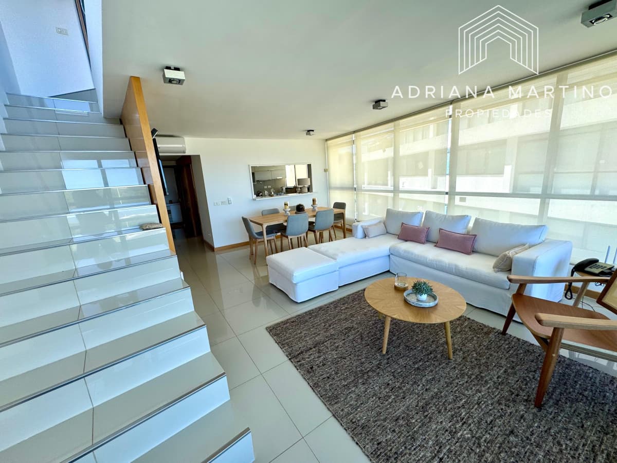 Excelente penthouse duplex en primera línea playa brava