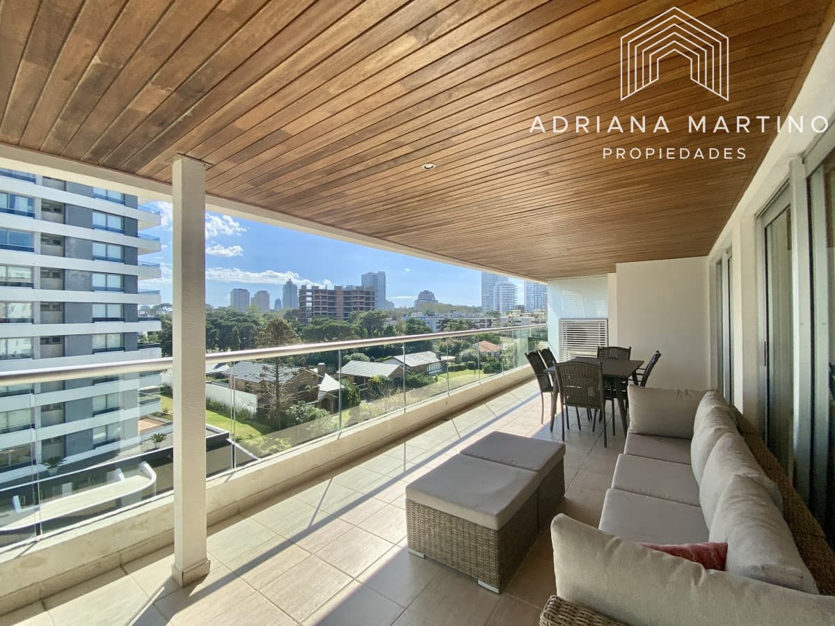 Excelente apartamento en playa brava