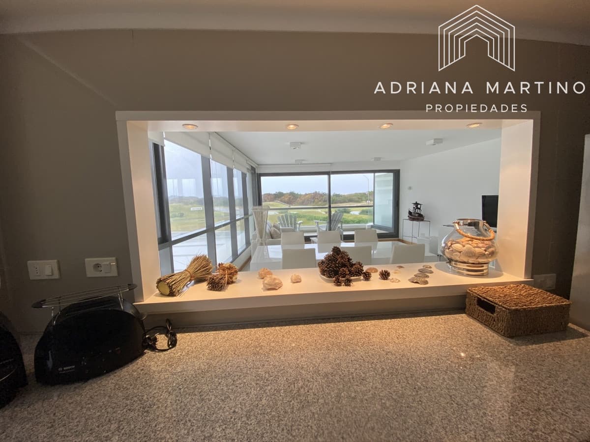 Amplio apartamento de categoria en primera linea a playa brava