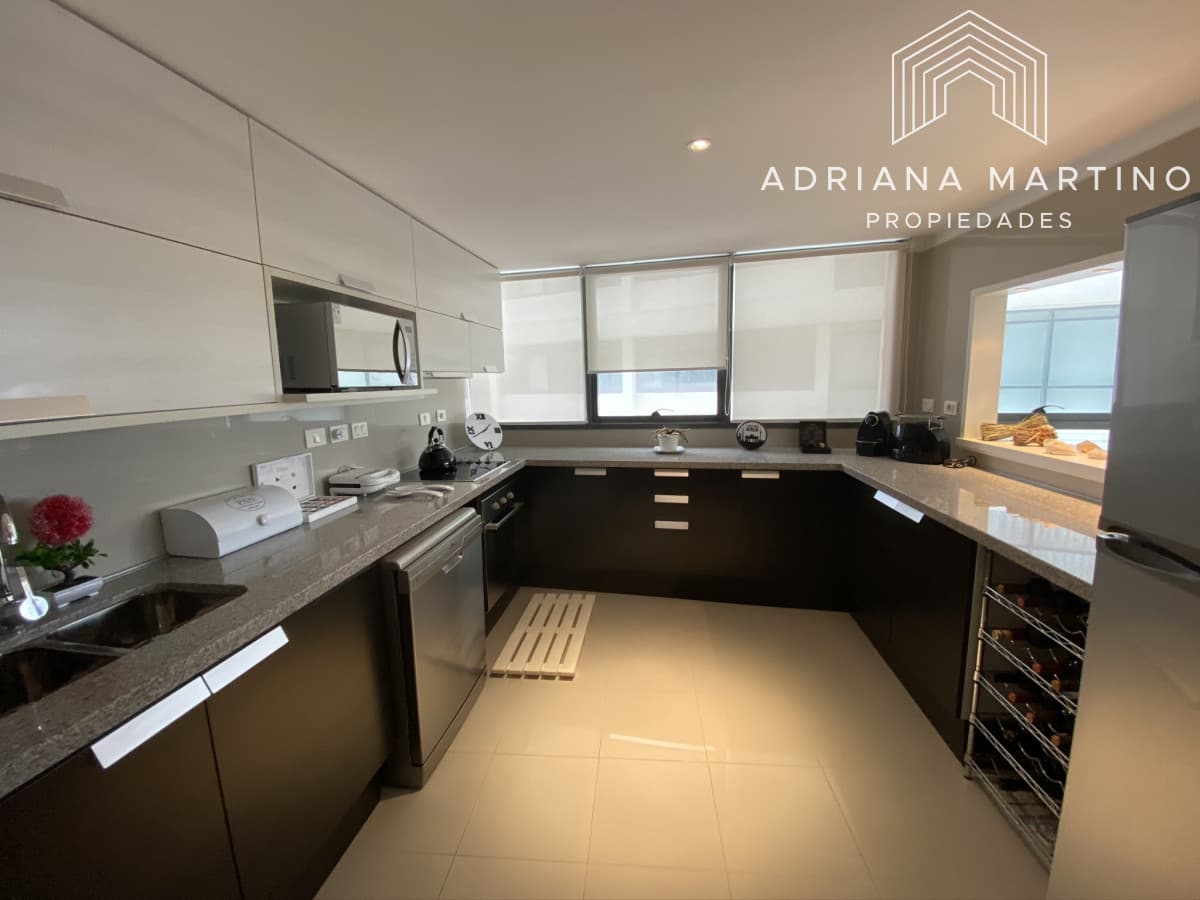 Amplio apartamento de categoria en primera linea a playa brava