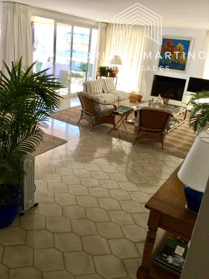 Apartamento en Venta – Primera Línea Playa Mansa, Punta del Este