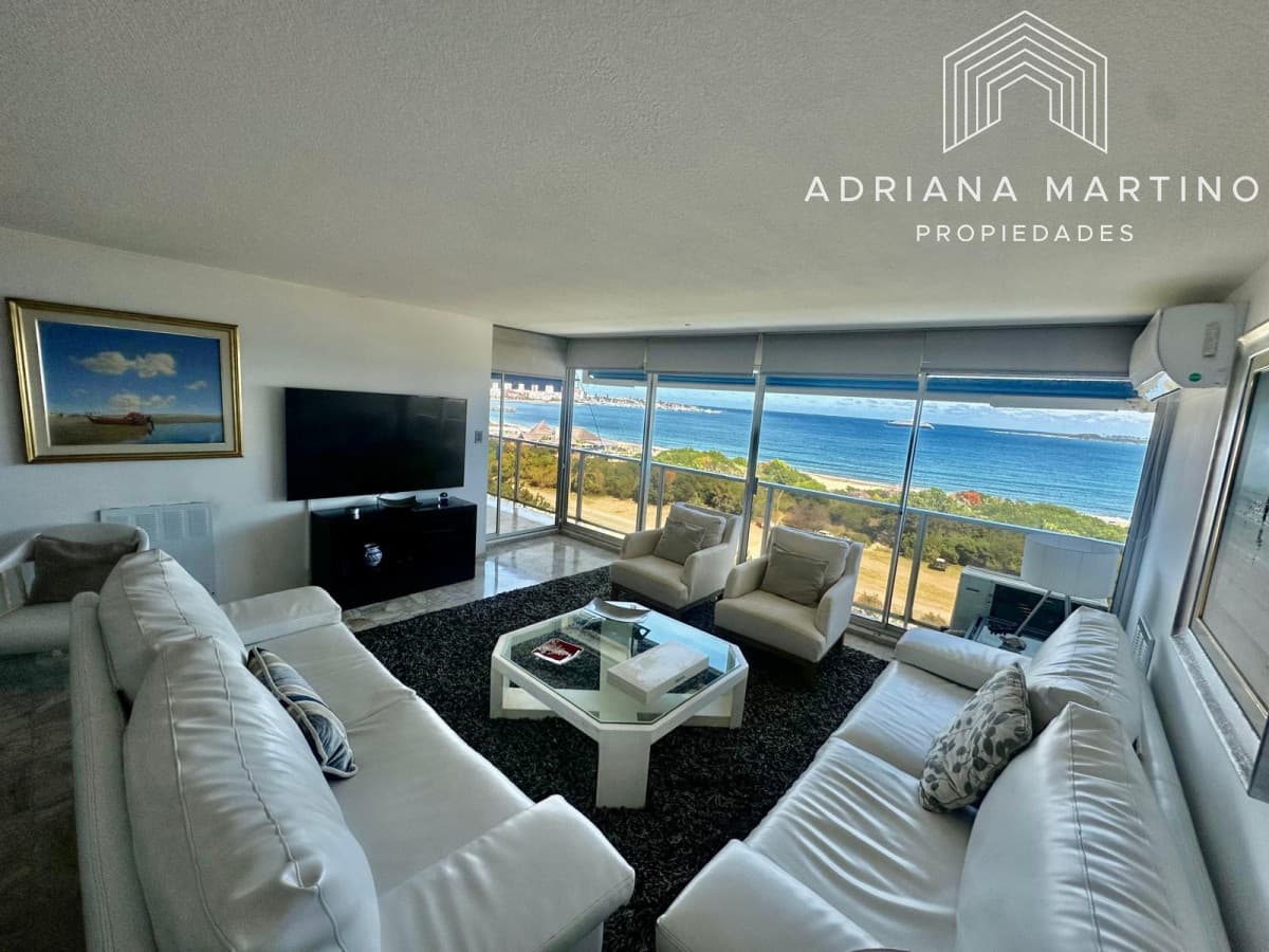 Amplia planta en primera linea al mar