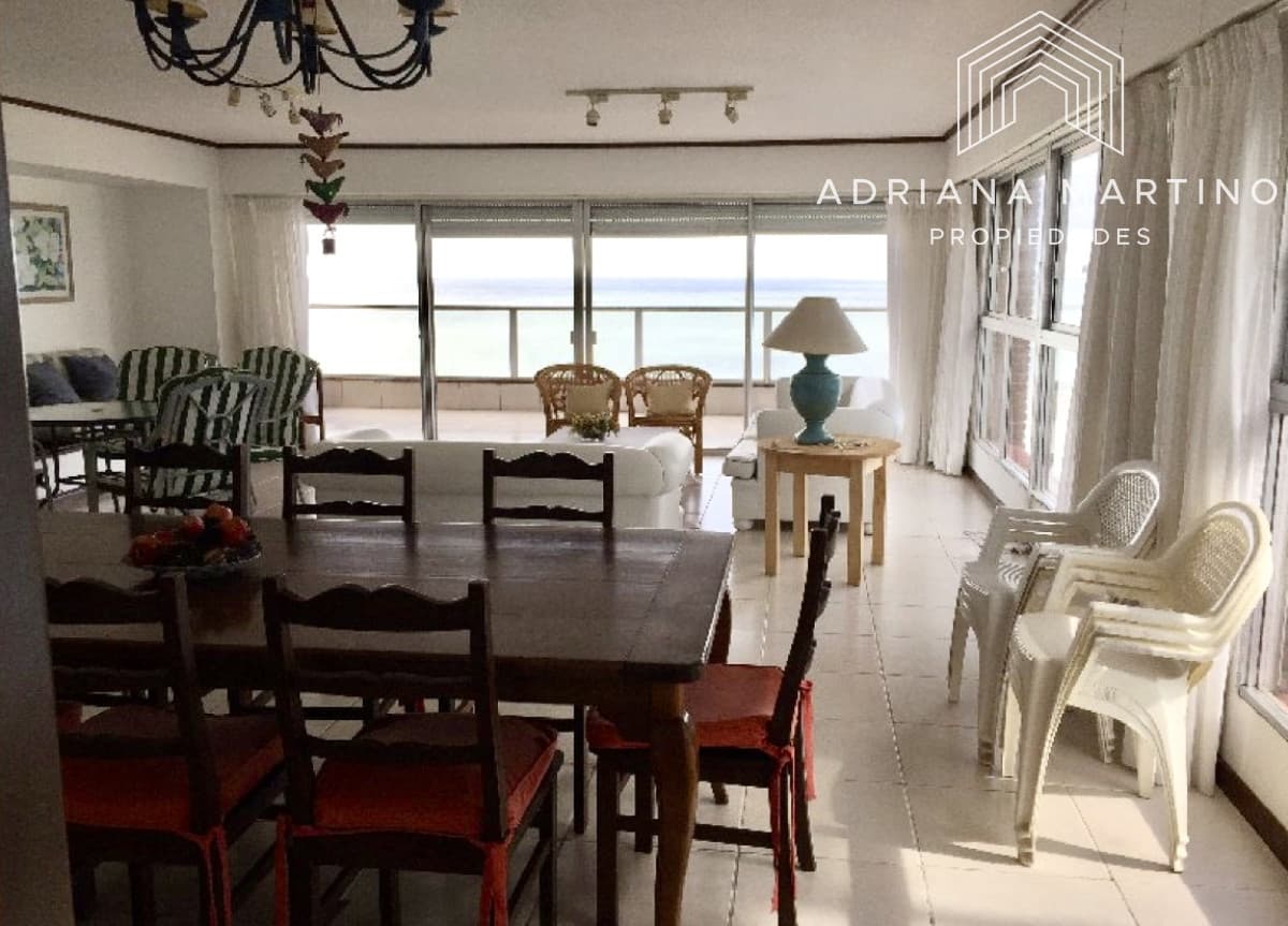 Hermoso apartamento con espectacular vista al mar, ubicado en península de Punta del Este.
