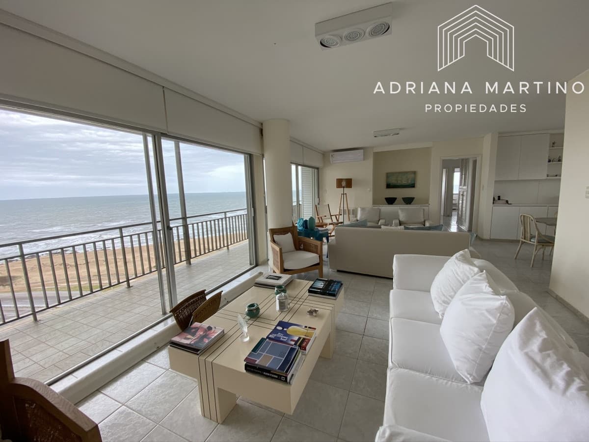Cómoda planta en primera línea playa brava
