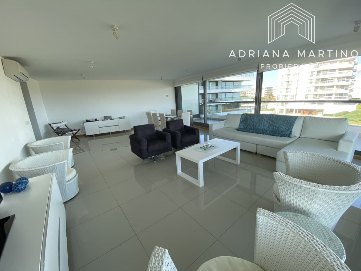 Espectacular apartamento ubicado en la Brava, con vista al mar.