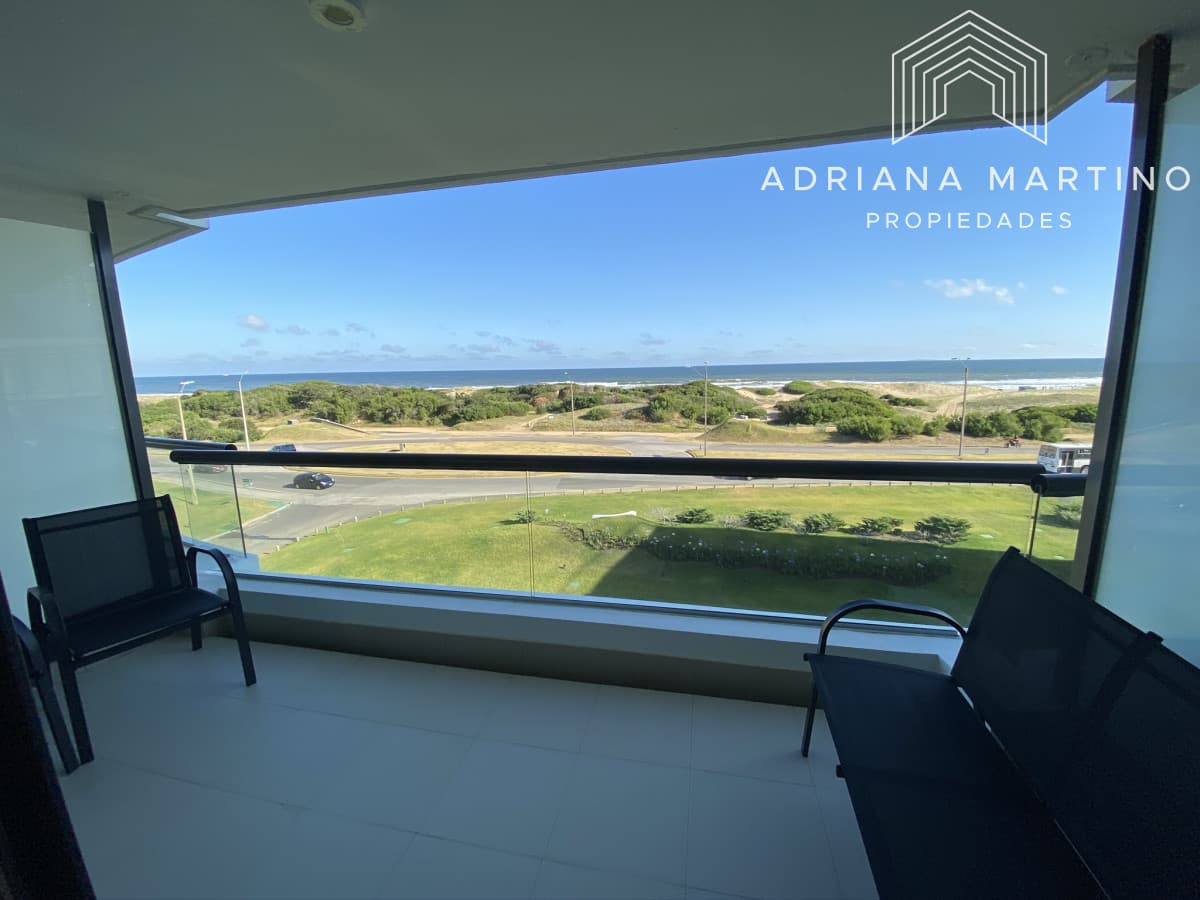 Muy lindo apartamento Pent House en excelente estado con espectacular vista al mar.