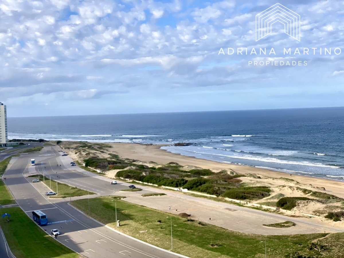 Exelente apartamento de lujo frente al mar en un punto referencial de Punta del Este