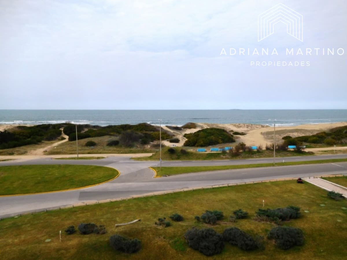 Gran planta en primera linea al mar