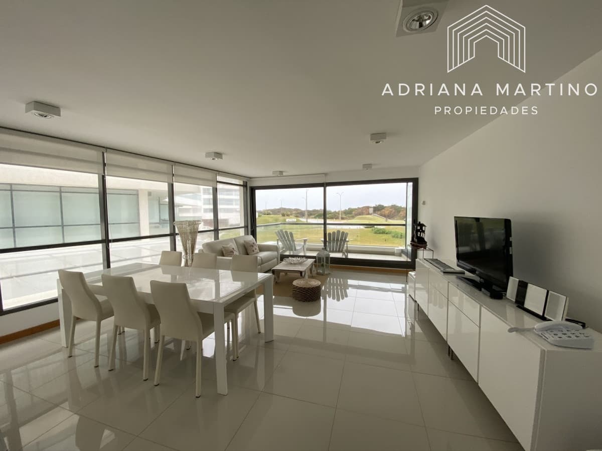 Amplio apartamento de categoria en primera linea a playa brava