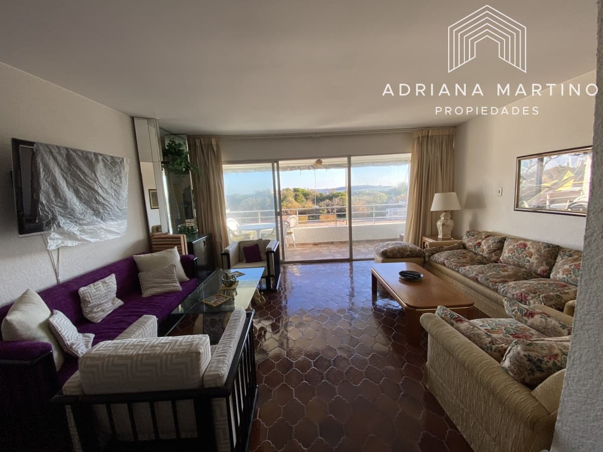 Excelente ubicación frente al mar en Playa Mansa. Amplios y luminosos ambientes con una espectacular terraza desde donde se ve la Isla de Gorriti.