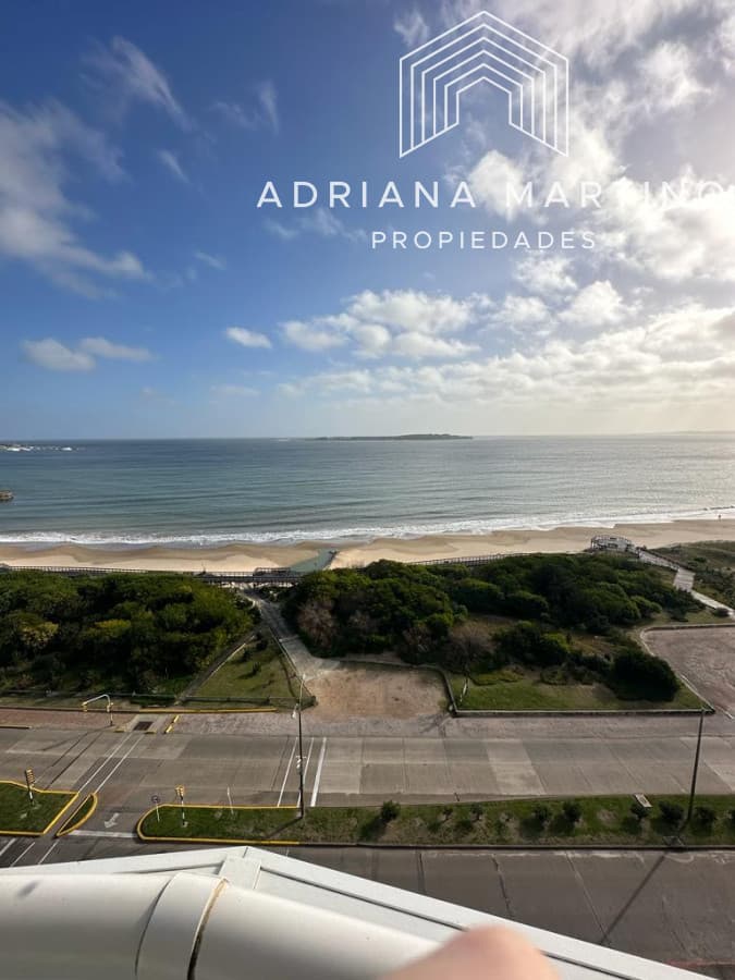 Hermoso y amplio apartamento en playa Mansa, Punta del Este!
