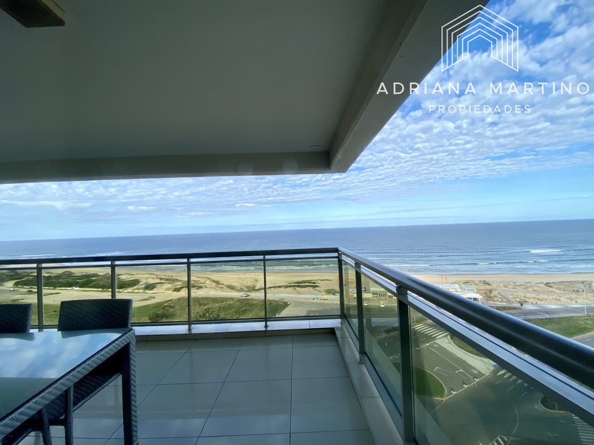 Exelente apartamento de lujo frente al mar en un punto referencial de Punta del Este
