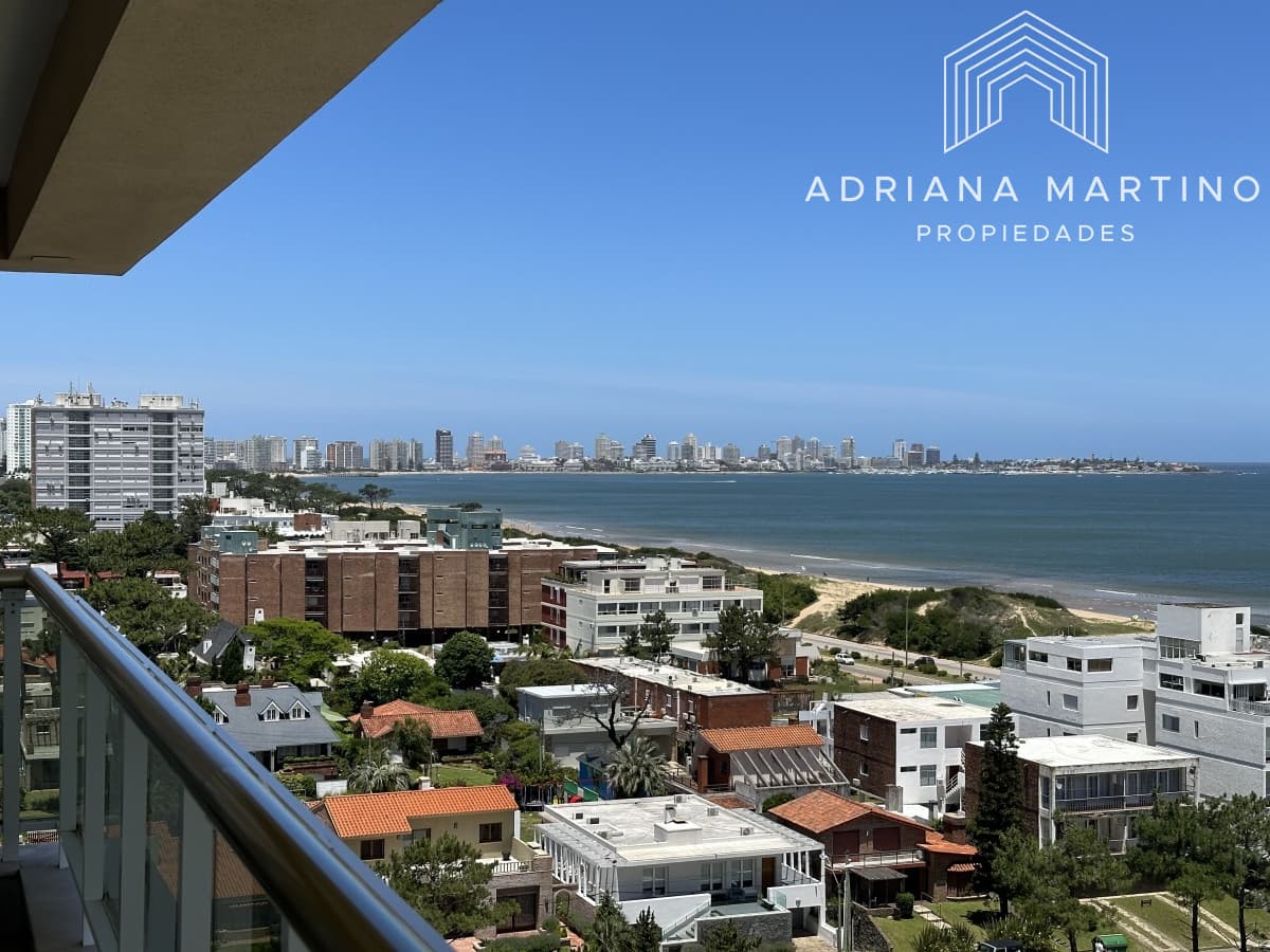 Espectacular apartamento en Mansa Punta del Este, con vista panorámica al mar.