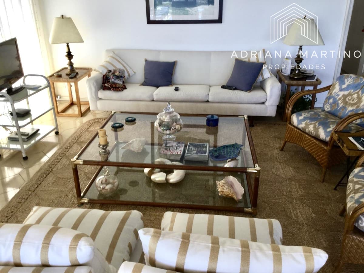 Apartamento en Venta – Primera Línea Playa Mansa, Punta del Este