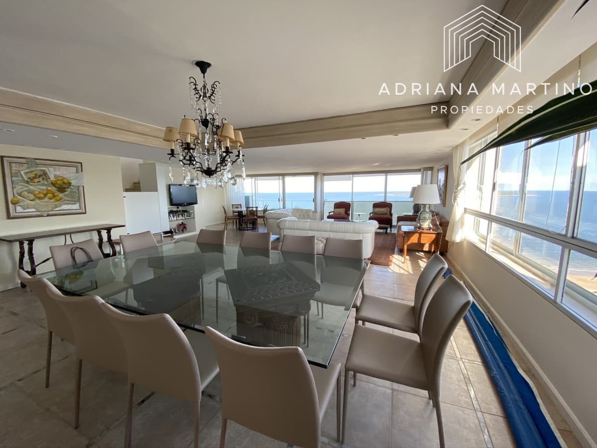 Espectacular apartamento de excelente calidad de construcción. Terraza superior con parrillero cerrado. Amplios y luminosos ambientes. Frente al mar.
