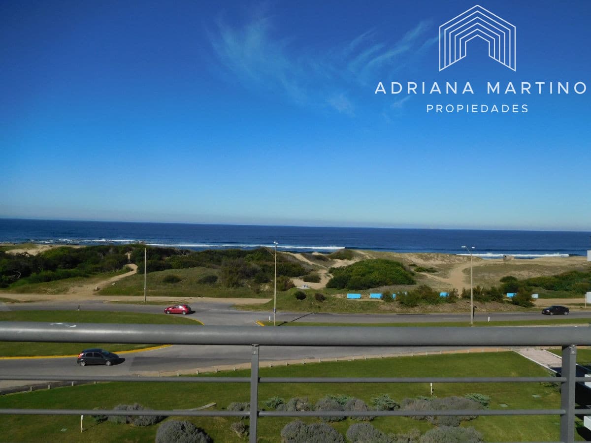 Muy lindo apartamento Pent House en excelente estado con espectacular vista al mar.