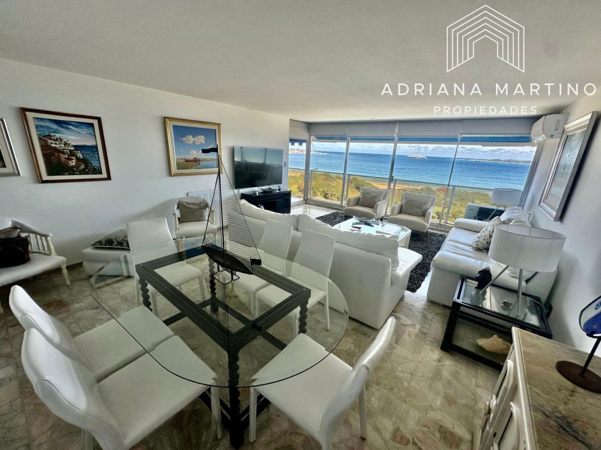 Amplia planta en primera linea al mar