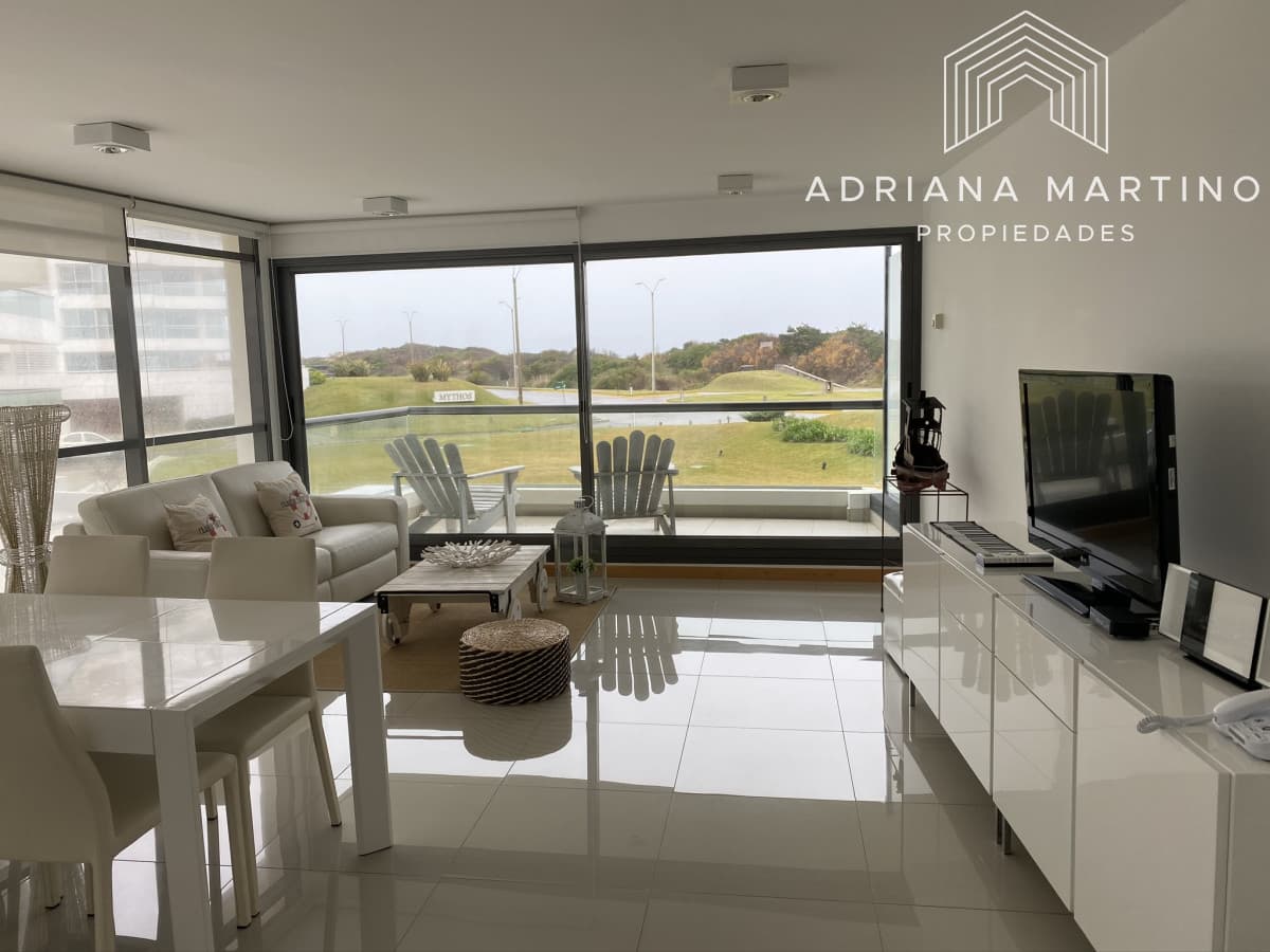 Amplio apartamento de categoria en primera linea a playa brava