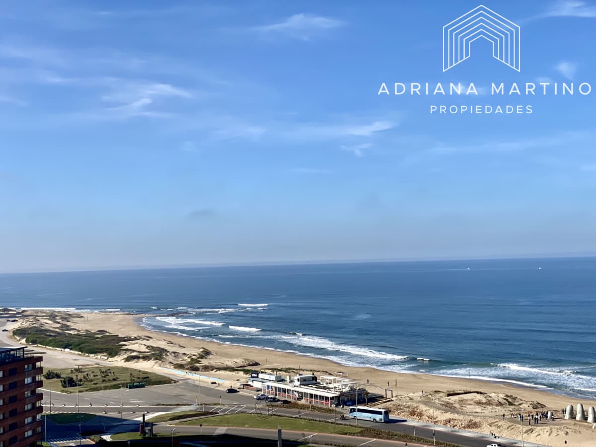 Amplia planta en edificio de trayectoria en Primera linea a Playa Mansa