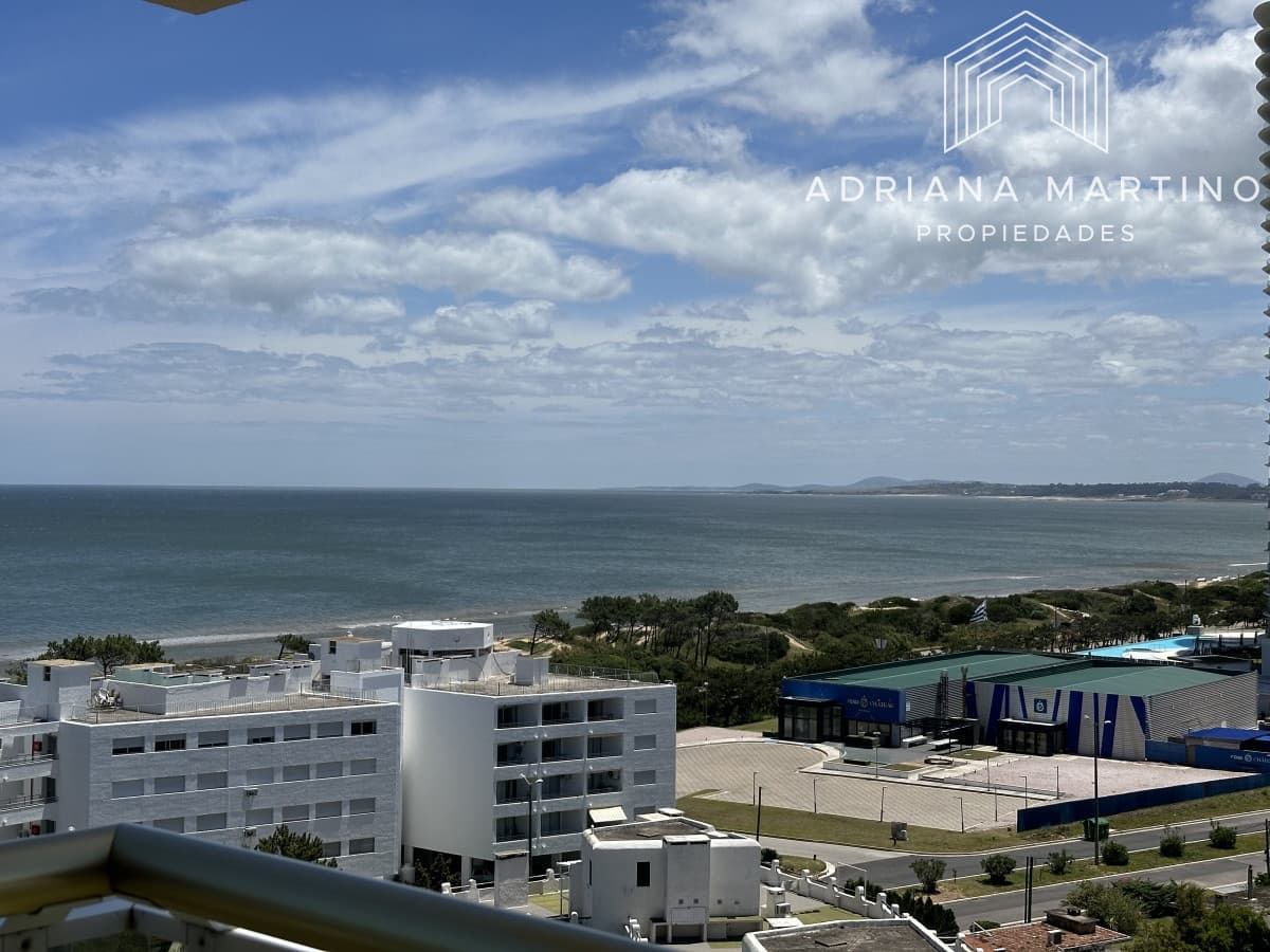 Espectacular apartamento en Mansa Punta del Este, con vista panorámica al mar.