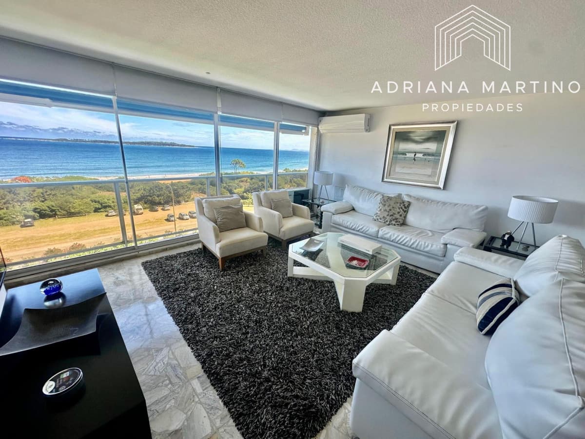 Amplia planta en primera linea al mar