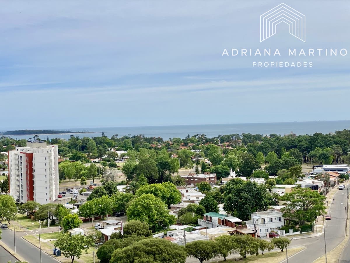 Excelente Pent House con hermosa vista al mar y espectacular terraza con yacuzzi.