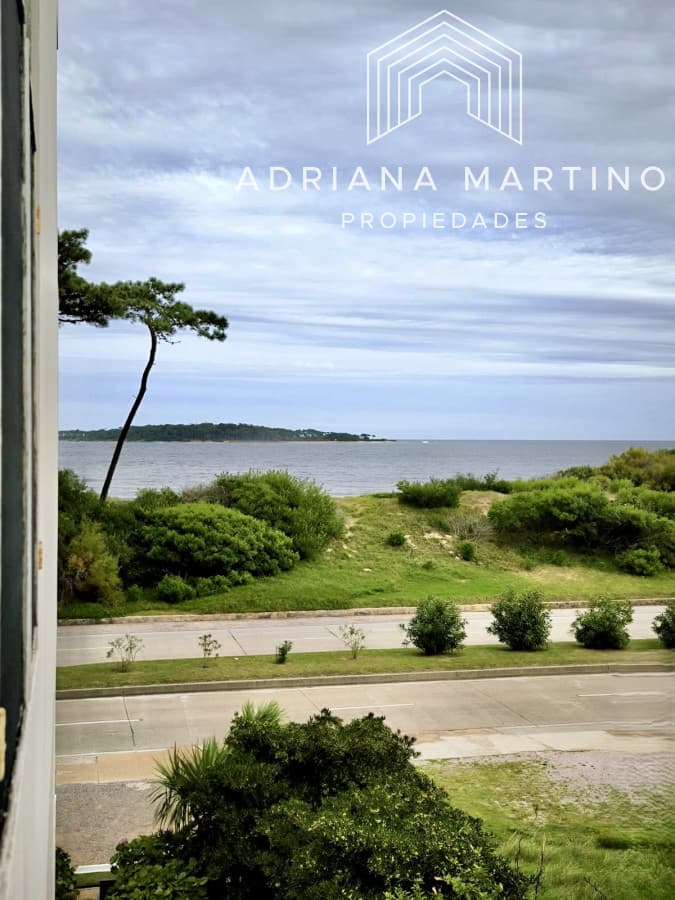 Excelente apartamento en primera línea de playa mansa